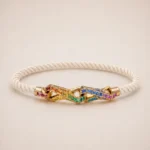 Regenbogenfarbenes Edelsteinarmband mit Goldkordel, 18-karätiger Goldfassung und mehrfarbigen Steinen an weißer, gedrehter Kordel