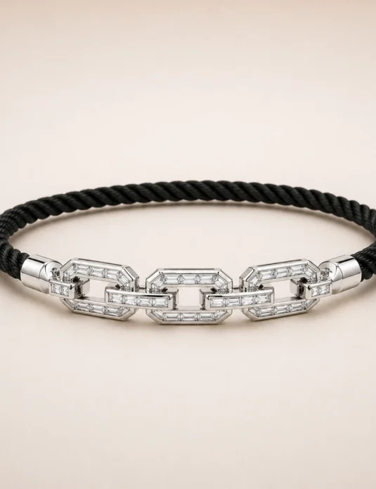 Bracelet en or blanc serti de diamants, avec un cordon noir torsadé et des maillons géométriques sertis de diamants