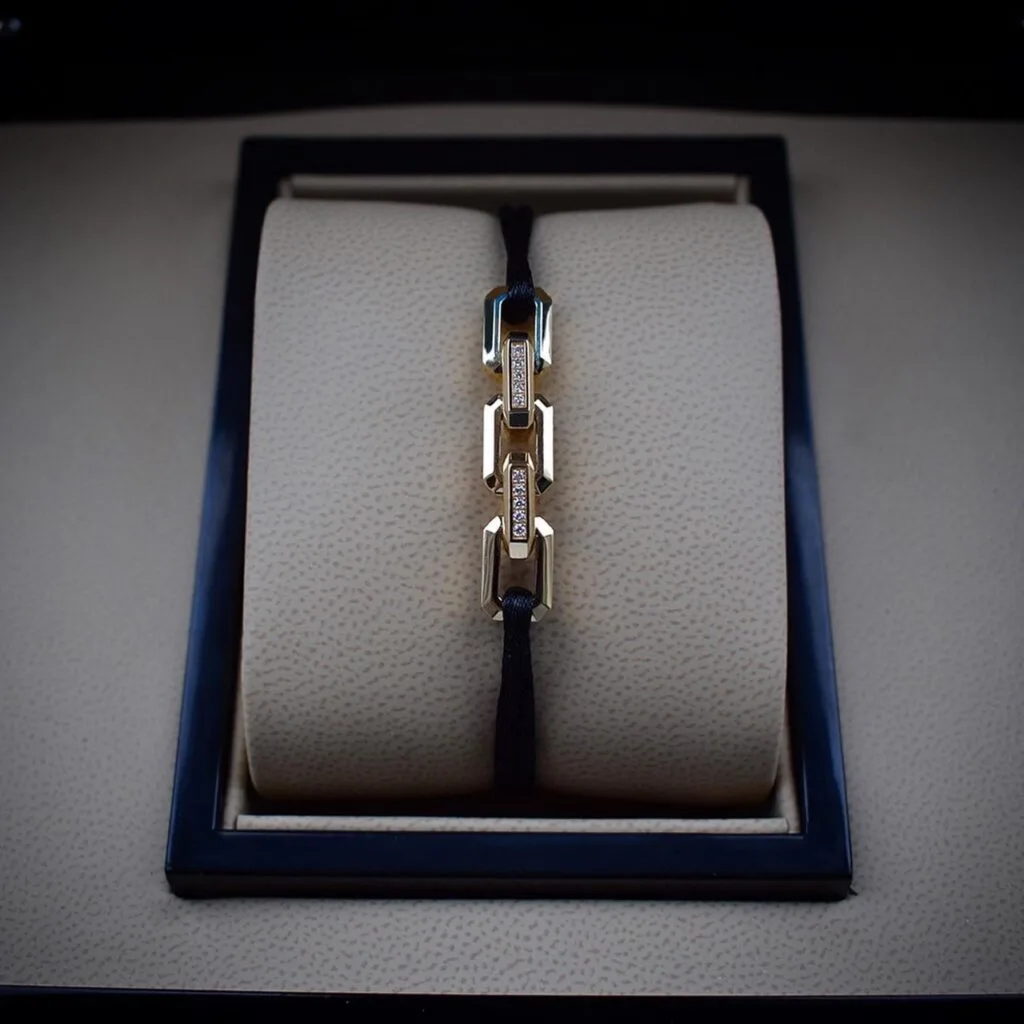 18k gold link silk bracelet diamonds front