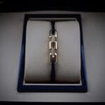 صورة أمامية لسوار الحرير الذهبي عيار 18 مع الماس