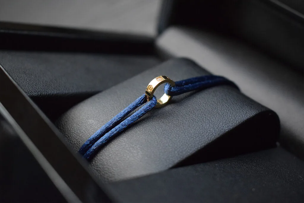 سوار من الحرير بالذهب عيار 18 قيراطًا مرصع بالألماس