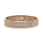 这款玫瑰金钻石手链采用密镶工艺，在18K玫瑰金链节上镶嵌多排璀璨钻石。