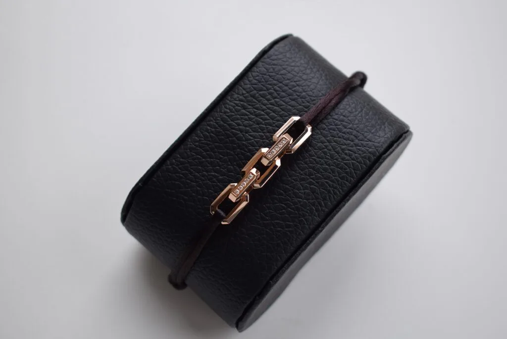 pulsera de hombre de oro rosa de 18k con cordón de diamantes marrón