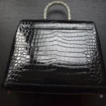 黑色压纹鳄鱼皮手提包，配钻石豹扣