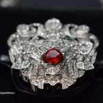 黑色压纹鳄鱼皮手提包，配钻石豹扣