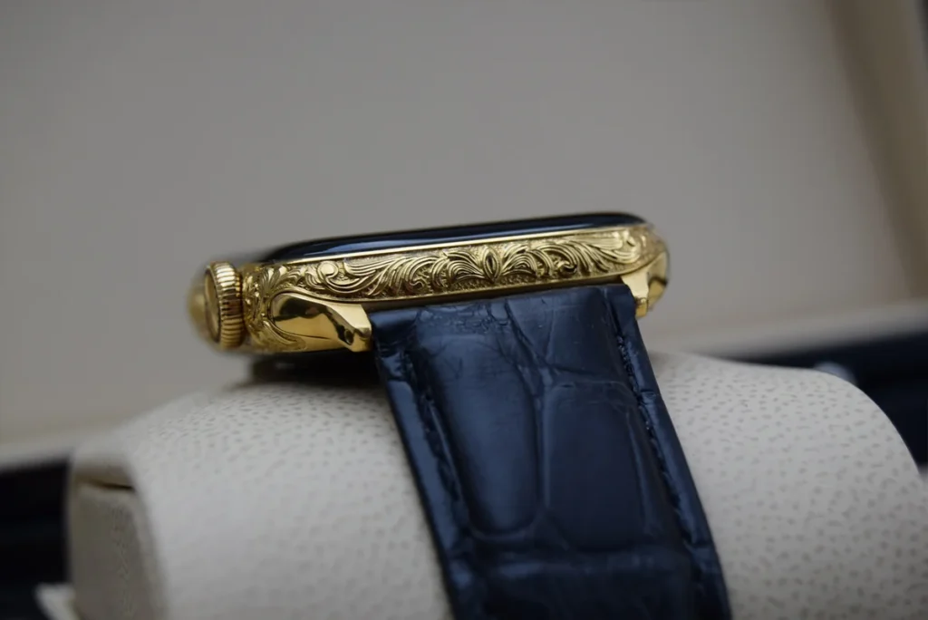 Apple Watch 10 de oro de 24 quilates con lateral grabado