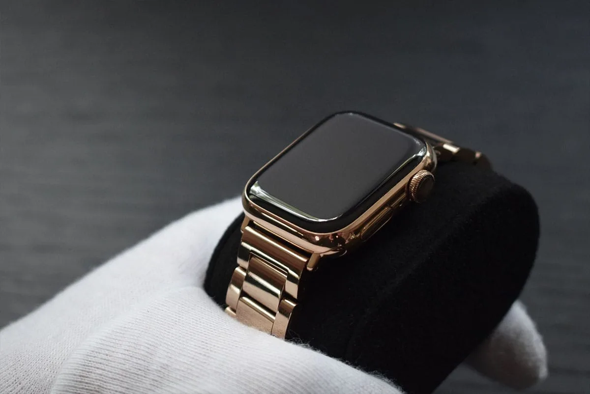24K 玫瑰金 Apple Watch 10 侧面