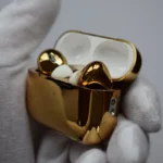 AirPods Pro de oro de 24 quilates con baño de oro con acabado espejo y puntas de silicona blanca en un estuche de carga de lujo