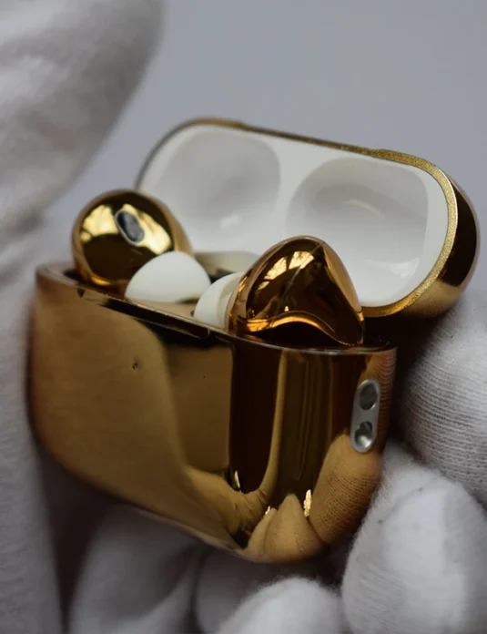 AirPods Pro de oro de 24 quilates con baño de oro con acabado espejo y puntas de silicona blanca en un estuche de carga de lujo