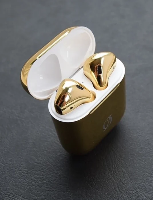 AirPods de oro de 24 quilates con acabado dorado pulido a espejo en un estuche de carga de lujo