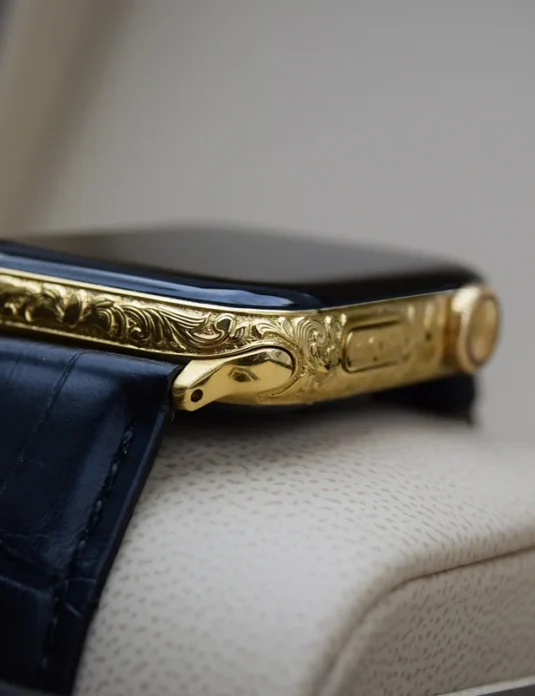 Apple Watch grabado en oro con intrincados motivos ornamentales en caja de oro de 24 quilates y correa de piel de cocodrilo azul marino