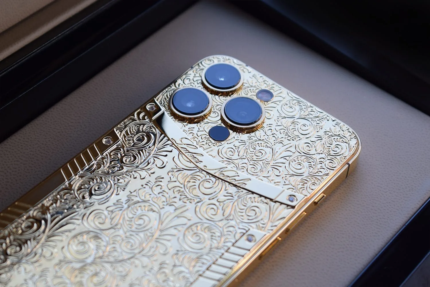 24k 金定制 iPhone 14 Pro