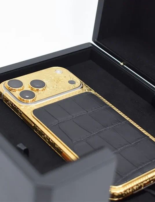 金色 iPhone 17 Pro，鳄鱼皮材质，24K 镀金，黑色鳄鱼皮后盖，配豪华礼盒