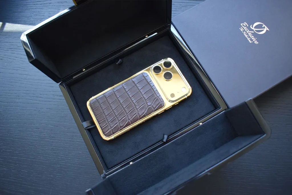 24-karätiges Gold-iPhone 17 Pro mit graviertem braunem Krokodilmuster
