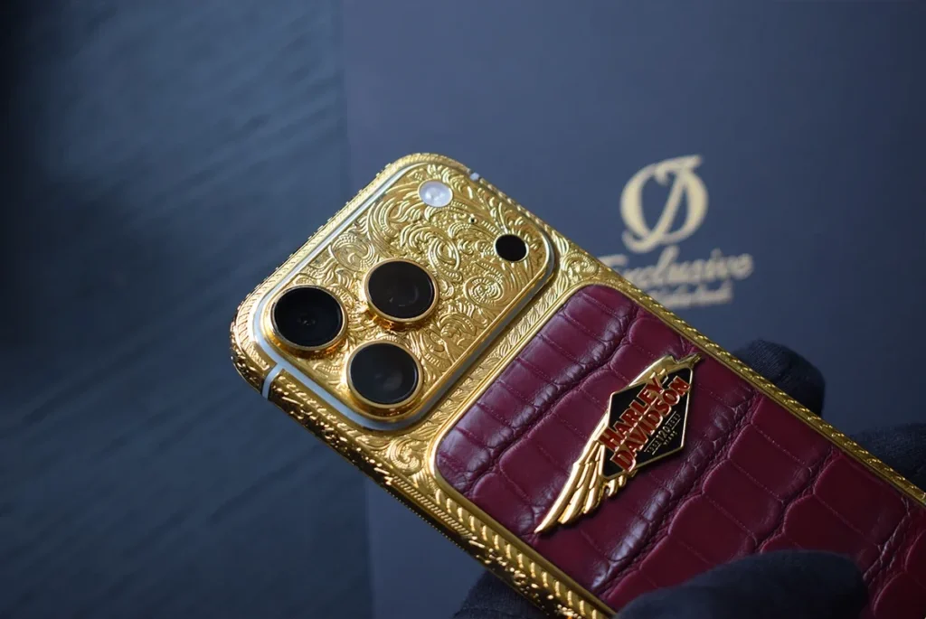 هاتف آيفون 17 برو مطلي بذهب عيار 24 قيراطًا، منقوش عليه شعار هارلي ديفيدسون التمساح الأحمر