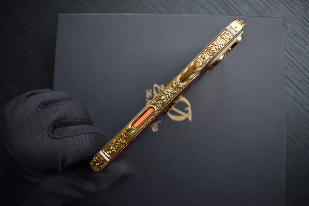 هاتف آيفون 17 برو من الذهب عيار 24 قيراطًا، منقوش عليه شعار هارلي أحمر على شكل تمساح