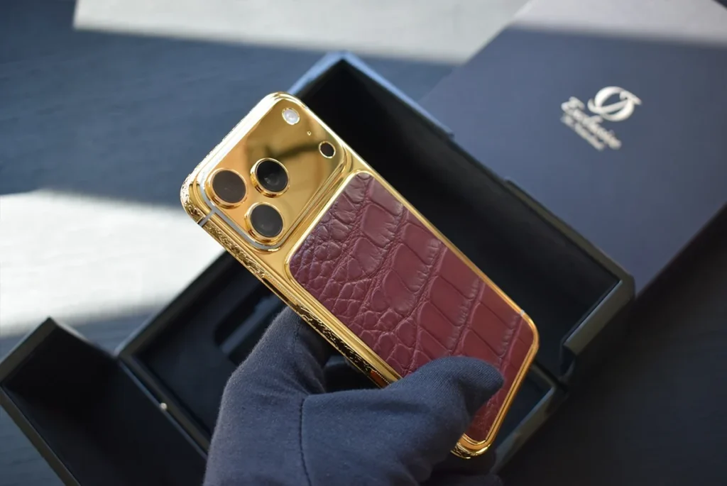 هاتف آيفون 17 برو ماكس من الذهب عيار 24 قيراطًا، منقوش عليه جلد تمساح أحمر