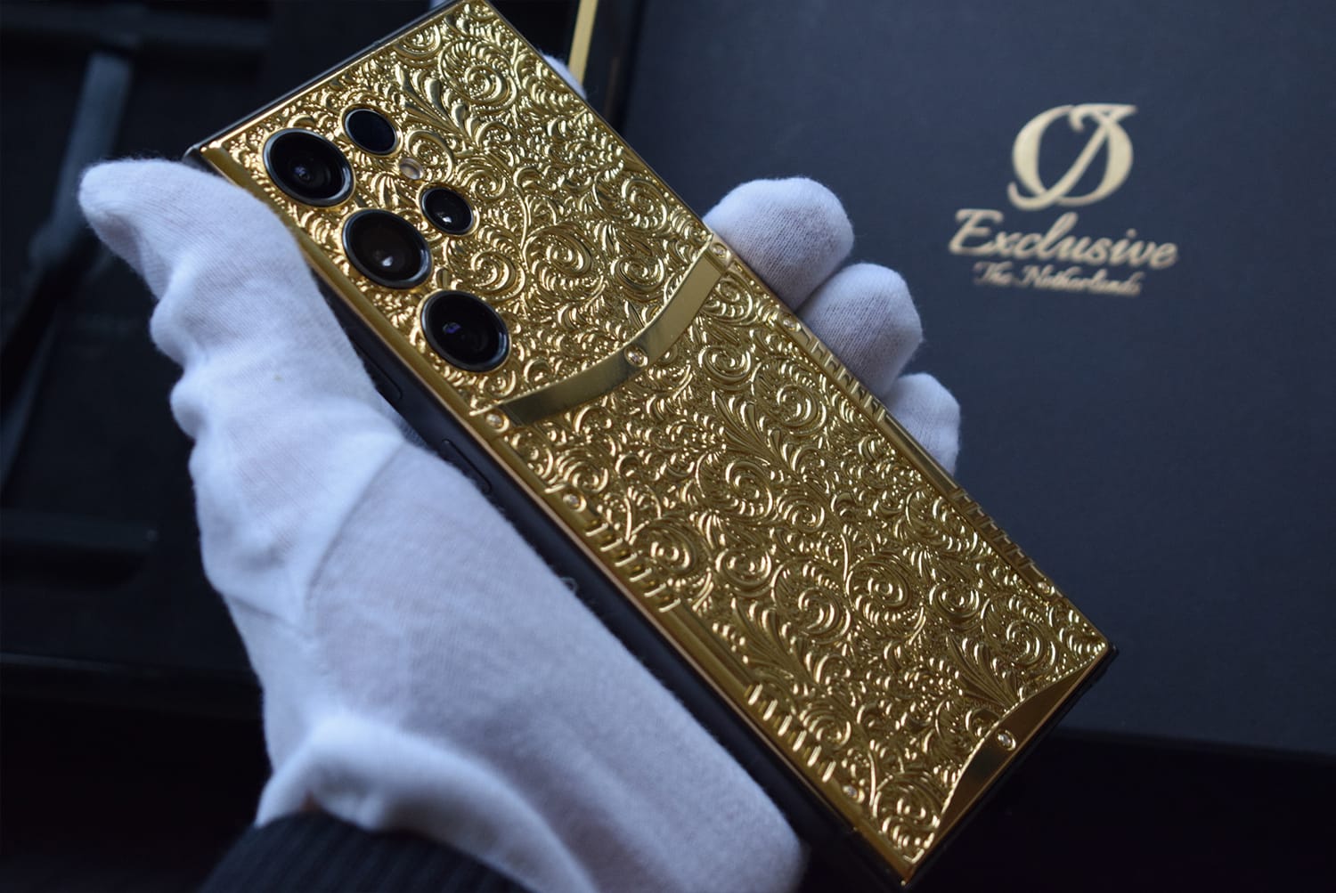 24k-gold-samsung-s25-ultra-3d-engraving2 carbon-apple-watch-ultra-case