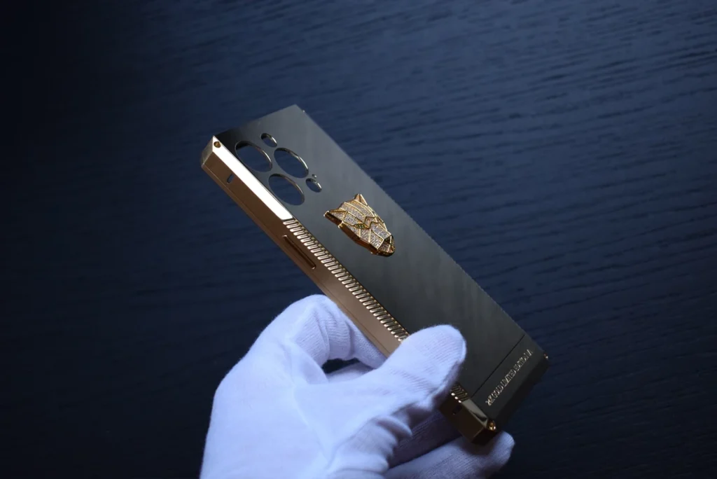 24K金钛金属iPhone手机壳，另一面是黑豹图案