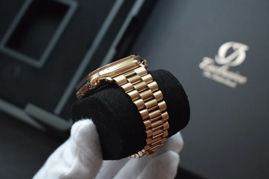 Apple Watch Ultra 2 en or rose 24 carats avec bracelet