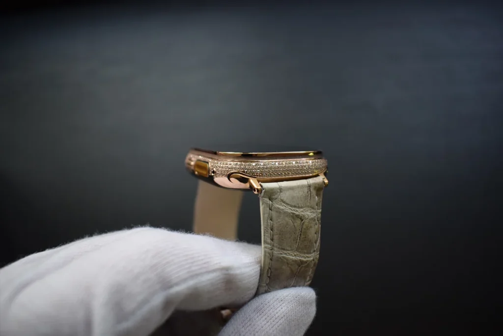 24k 玫瑰金 Apple Watch Ultra 钻石特写