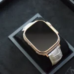 Apple Watch Ultra Diamonds color oro rosa con cassa in oro 24 carati e lunetta tempestata di diamanti, cinturino in pelle di coccodrillo color crema