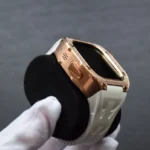 علبة ساعة أبل من الذهب الوردي مرصعة بالألماس ومطلية بذهب عيار 24 قيراطًا، وإطار مرصع بالألماس على سوار رياضي أبيض