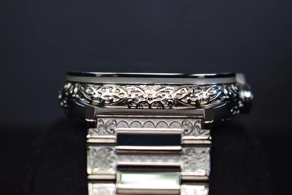 Apple Watch Ultra 2 en or blanc 24 carats gravée