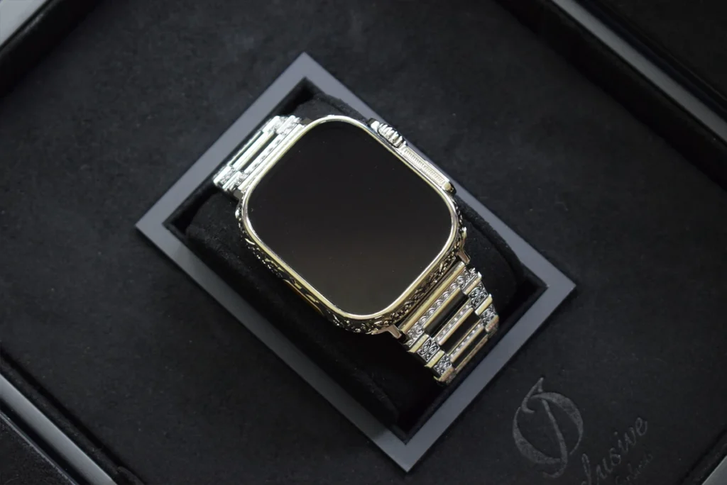 Boîte gravée en or blanc 24 carats pour Apple Watch Ultra 2