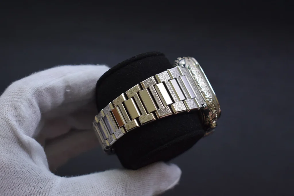 Bracelet gravé en or blanc 24 carats pour Apple Watch Ultra 2