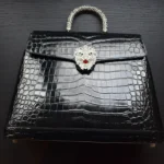 黑色鳄鱼皮手提包，配有精美的钻石猎豹搭扣和镀金手柄