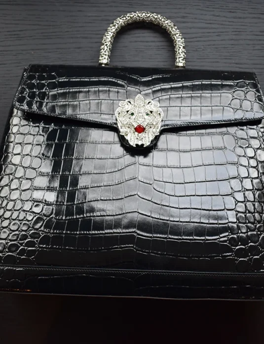 黑色鳄鱼皮手提包，配有精美的钻石猎豹搭扣和镀金手柄