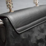 黑色压纹鳄鱼皮手提包，配钻石豹扣