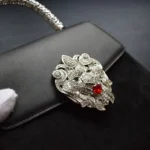 黑色压纹鳄鱼皮手提包，配钻石豹扣