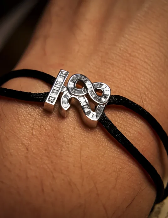 Bracelet en or blanc serti de diamants baguette sur cordon noir