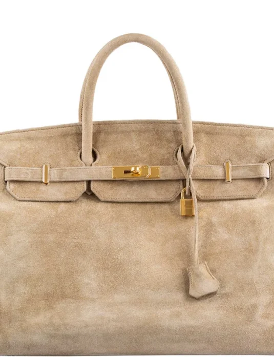 米色绒面革手提包，铂金款，配金色五金配件和挂锁吊坠