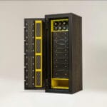 خزنة سوداء كبيرة فاخرة مع جهاز لف الساعات وتفاصيل صفراء