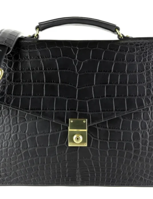 黑色鳄鱼皮公文包，配金色五金配件和肩带，展现出独特的鳞片纹理。