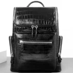 حقيبة ظهر من جلد التمساح الأسود بسحابات فضية وأقسام متعددة ذات ملمس متقشر