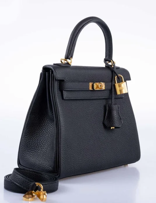 黑色 Togo 皮革 Kelly 款手提包，配金色五金配件和挂锁扣