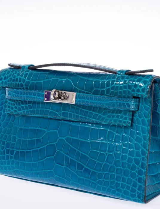 蓝色鳄鱼皮手拿包，凯莉包风格设计，银色旋扣闭合