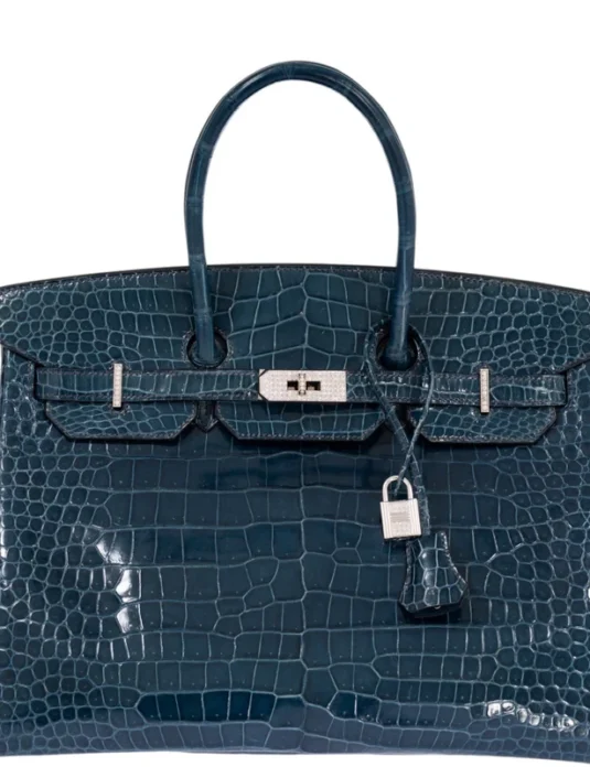 蓝色鳄鱼皮手袋，配有钻石五金和光泽海军蓝鳄鱼皮表面