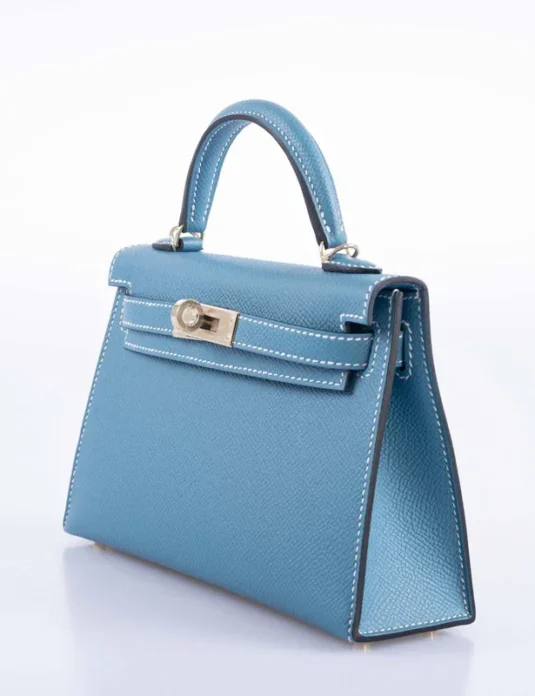 蓝色 Epsom 皮革 Kelly 款手提包，饰有十字纹理和钯金配件。