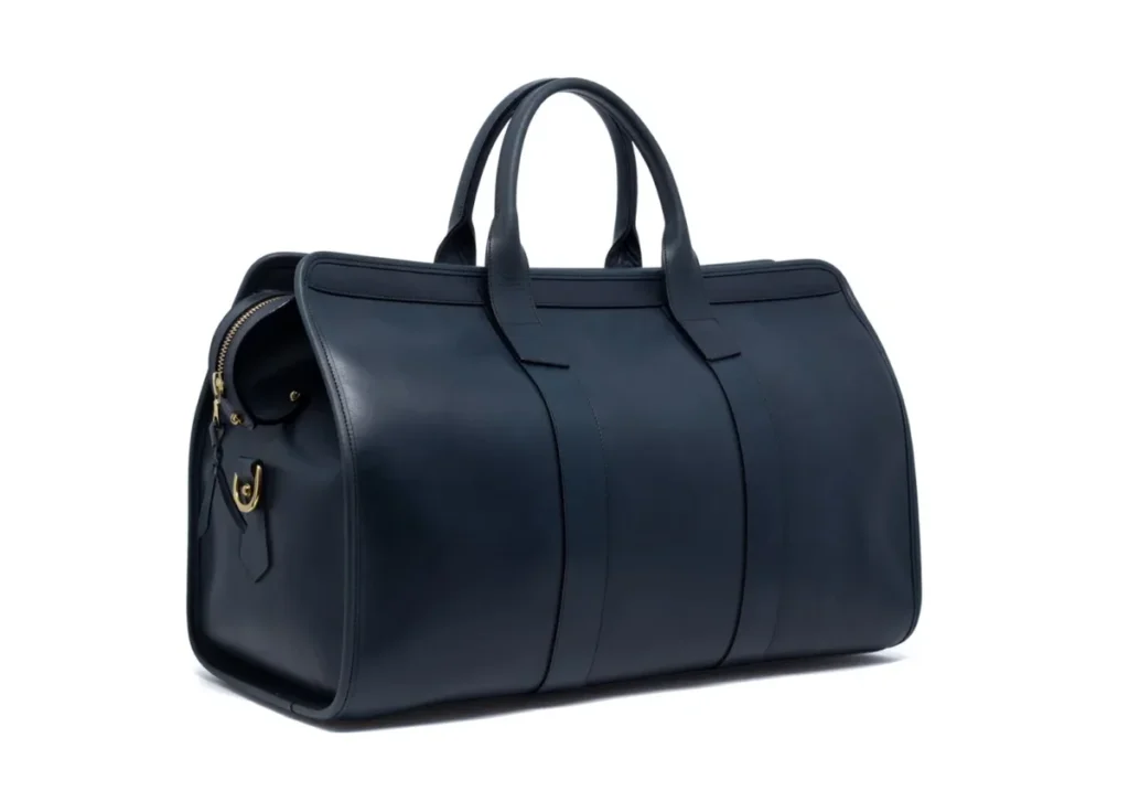 蓝色皮革旅行包侧装