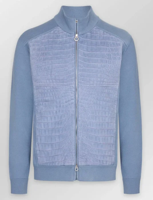 Chaleco azul de seda con estampado de cocodrilo, paneles frontales acolchados de piel de cocodrilo nobuk y mangas de seda tejida