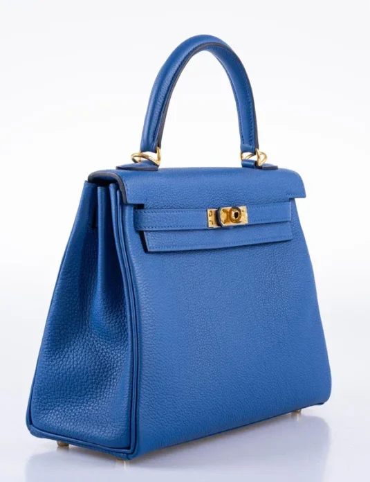 蓝色 Togo 皮革 Kelly 25 Retourne 手提包，配金色五金配件和硬挺手柄