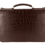 حقيبة كلاسيكية من جلد التمساح البني