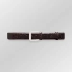 棕色鳄鱼皮腰带，配银色皮带扣，展现出天然的鳞片纹理和精湛的工艺。