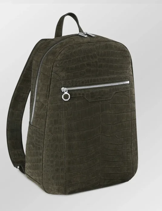 Mochila de cocodrilo nobuk marrón con exterior de piel texturizada y herrajes plateados, mostrada desde ángulos frontal y posterior