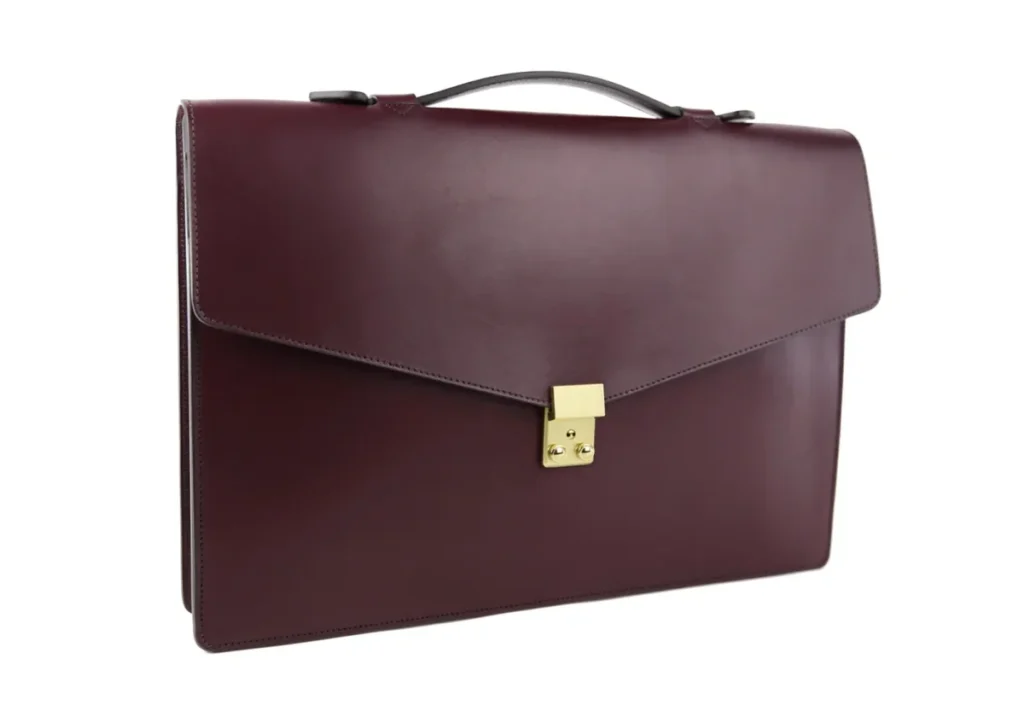 Klassische Aktentasche aus burgunderfarbenem Leder, seitlich geschnitten